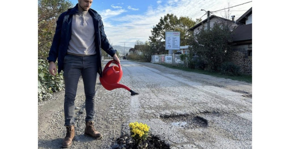 Улица у Добоју пуна рупа, у једну засађено цвијеће