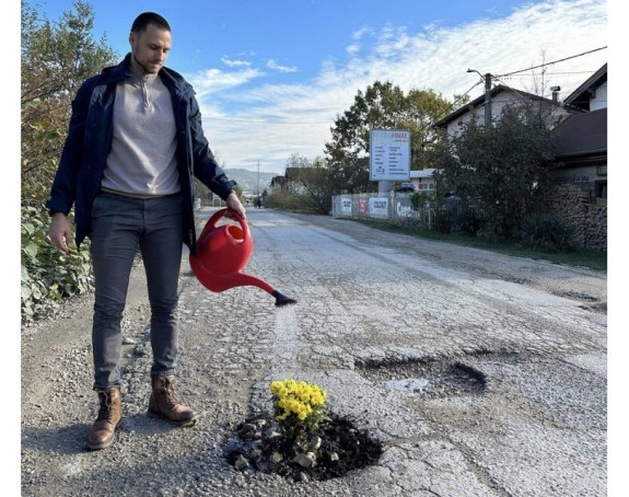 Ulica u Doboju puna rupa, u jednu zasađeno cvijeće