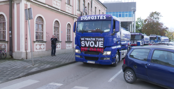 Protestna vožnja kamionima kroz centar Bijeljine