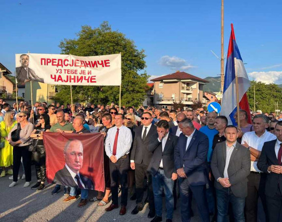 Nepotkupljivi SNSD-ovci poručili Ćosiću i Katiću: Srbujete sa leđa naroda