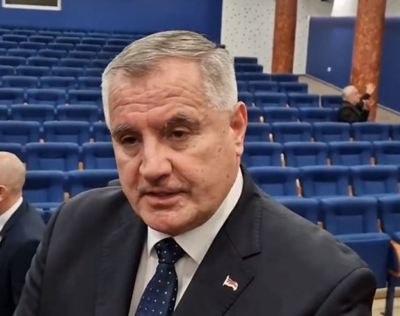 Ko istinu govori premijer Višković ili ministar Klokić?