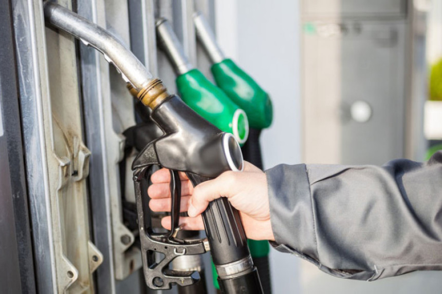 Na benzinskim pumpama pojeftinilo gorivo