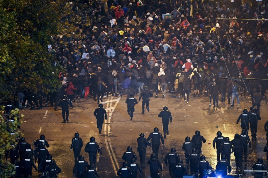 Tuča navijača sa policijom u Sofiji, više povrijeđenih