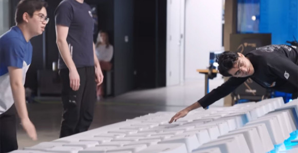 Ovo su najveći miš i tastatura na svijetu (VIDEO)