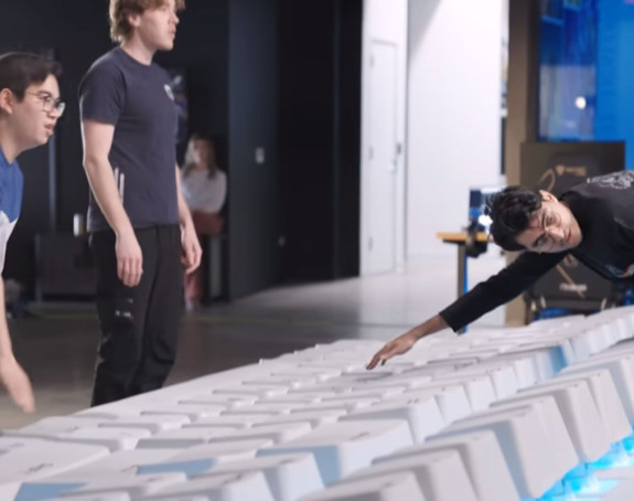 Ovo su najveći miš i tastatura na svijetu (VIDEO)