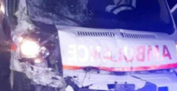 Brčko: Težak udes, sanitet se zabio u traktor