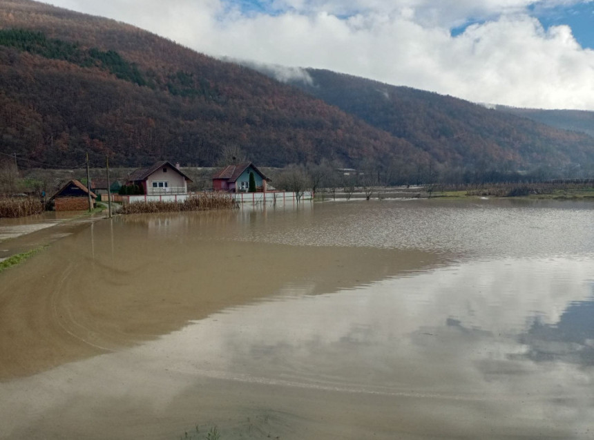 Prijepolje: Izlio se Lim u naselju Ivanje