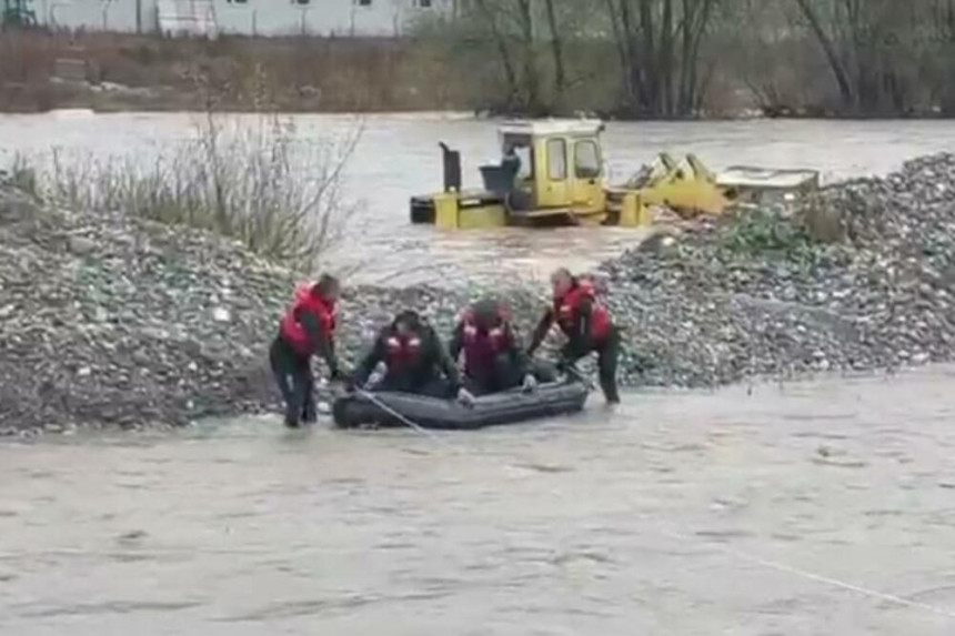 Iz nabujalog Lima u Beranima spašena dva radnika
