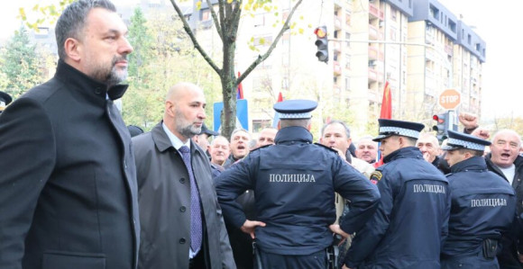 Борци и даље испред зграде СДП БиХ у Бањалуци