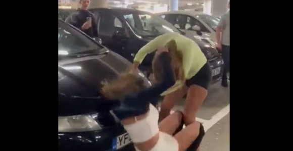Urnebesna tuča djevojaka u tržnom centru