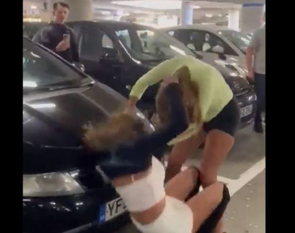 Urnebesna tuča djevojaka u tržnom centru