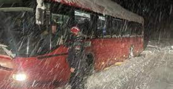 Evakuisani putnici iz zavejanog autobusa kod Vranja