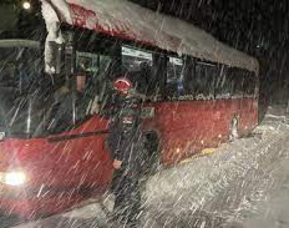 Evakuisani putnici iz zavejanog autobusa kod Vranja