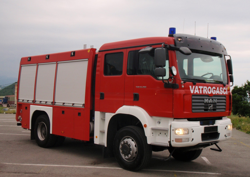 Požar ugašen, eksplodirale bombe na tavanu kuće?