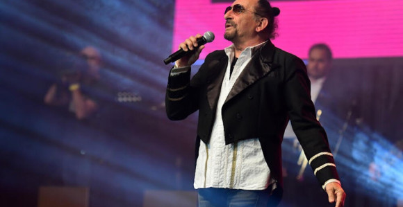 Željko Bebek dva puta pao na bini! (VIDEO)