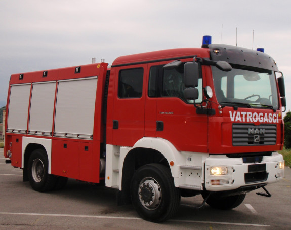 Požar ugašen, eksplodirale bombe na tavanu kuće?