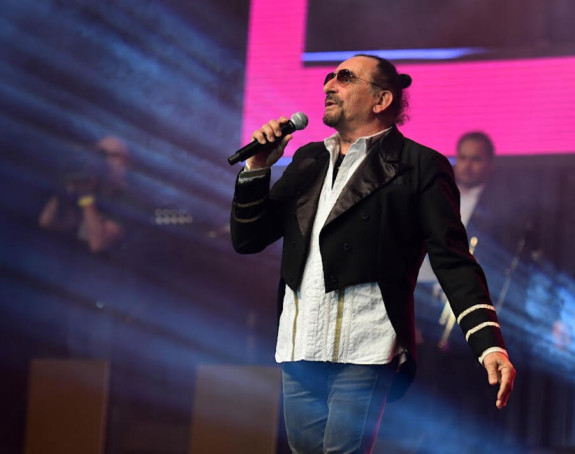 Željko Bebek dva puta pao na bini! (VIDEO)