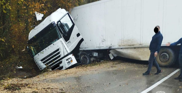 Nezgoda na putu Brčko- Šamac, kamion sletio