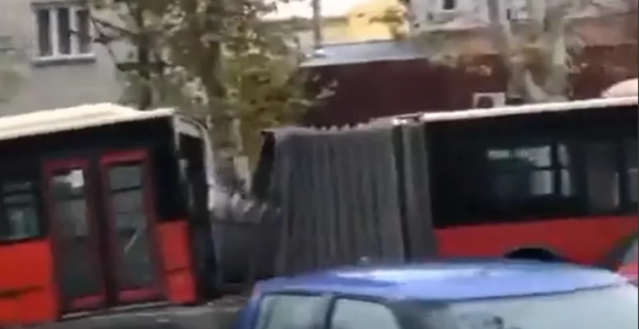 Autobus gradskog prevoza prepolovio se u Beogradu