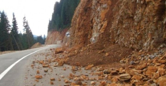 Stijena se obrušila na kamion, poginuo vozač