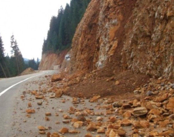 Stijena se obrušila na kamion, poginuo vozač