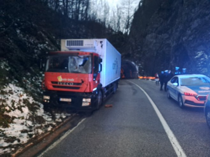 Poginuo vozač iz Dervente, inspekcija kontroliše tunel