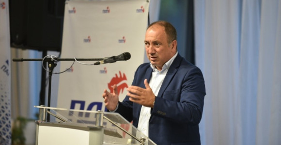 Crnadak predlaže ukidanje duplih funkcija poslanika