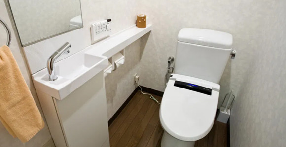 Kinezu se zapalila WC šolja jedva izbegao opekotine!