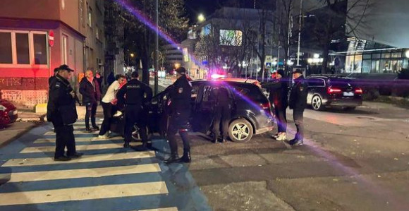 Sarajevo: Policija s dugim cijevima opkolila vozilo