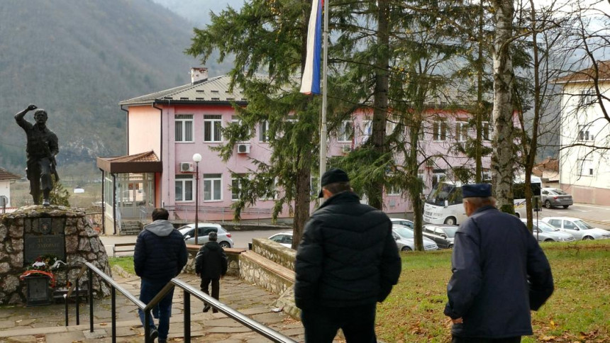 Рудо: Затворена једина банка, грађани огорчени