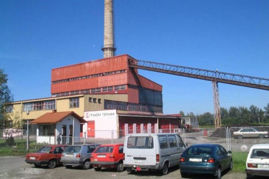 Jak vjetar skinuo dio limenog krova sa toplane u Doboju