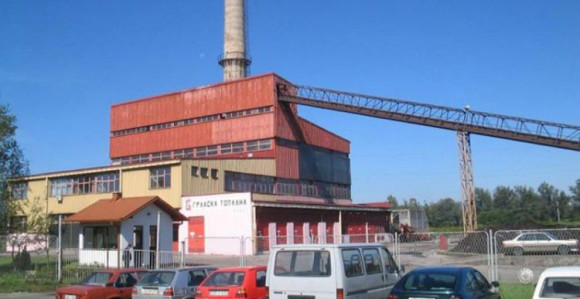 Jak vjetar skinuo dio limenog krova sa toplane u Doboju