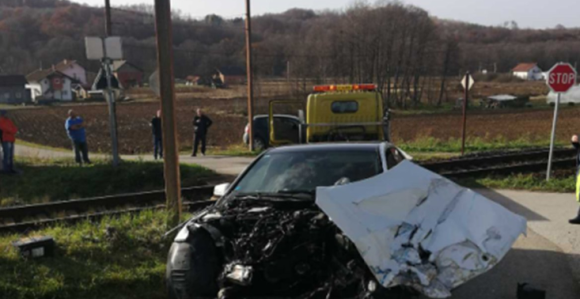 Voz kod Stanara udario u vozilo na pružnom prelazu