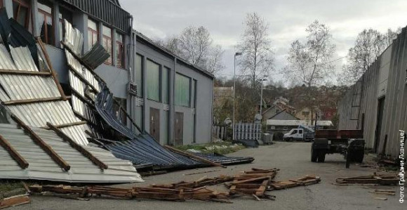 U Loznici olujni vjetar odnio krov, oštećena vozila