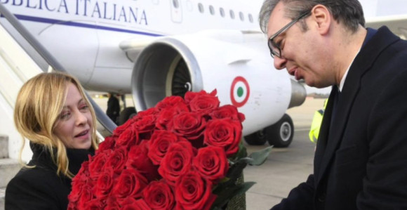 Вучић дочекао Ђорђу Мелони са букетом црвених ружа
