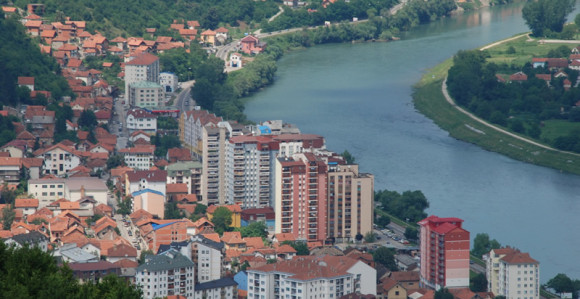 Zvornik: Žena skočila sa šestog sprata zgrade