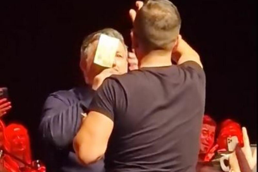 Šerif se zaletio na mladića koji mu je zalijepio bakšiš