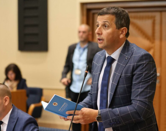 Демократске методе у НСРС: Посланик удаљен из сале