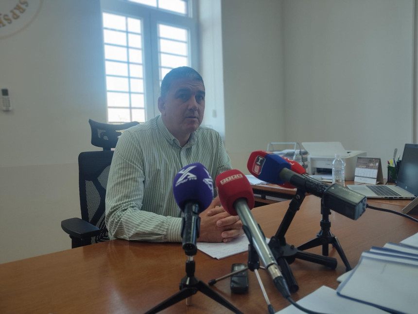 Оставка изнуђена, забрана да одговара на питања