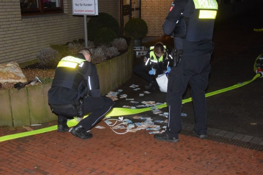 Дигли банкомат у ваздух, летјеле новчанице (ВИДЕО)