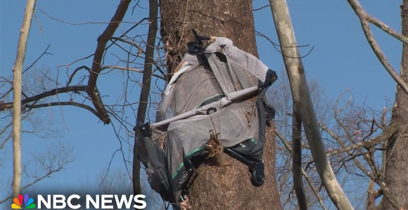 SAD: Tornado odnio bebu, pronašli je na krošnji drveta
