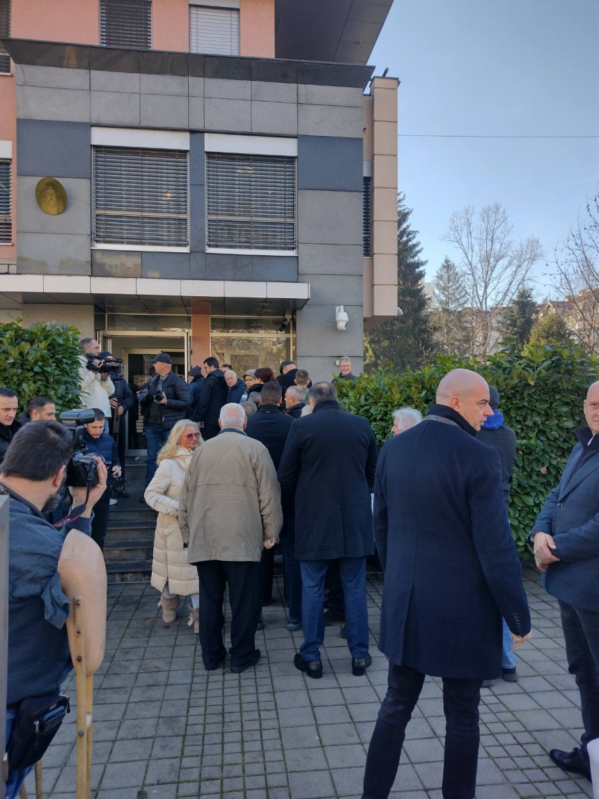Избори у Србији: Гужве на биралиштима у Српској