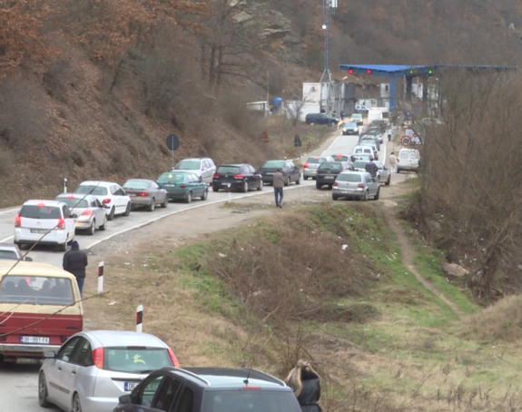 Велике гужве на прелазима Јариње, Мердаре, Брњак...