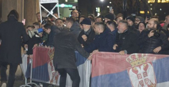 Opozicione pristalice pokušali nasilno ući u RIK