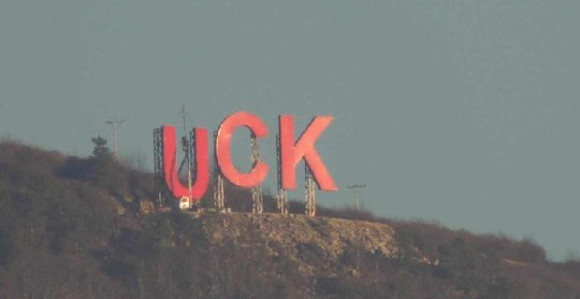 Iznad Kosovske Mitrovice osvanuo znak "UČK"