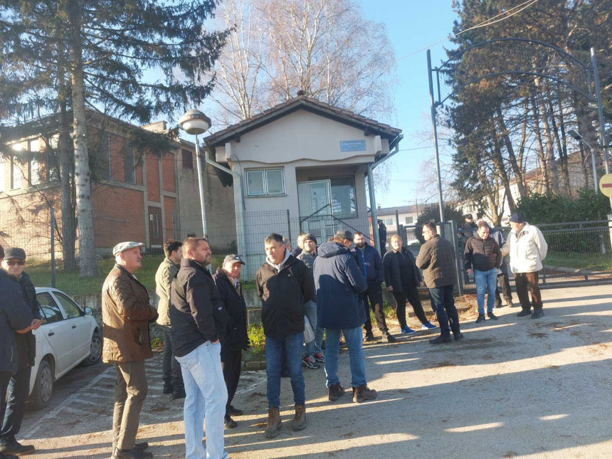 Протест мјештана због честих нестанака струје