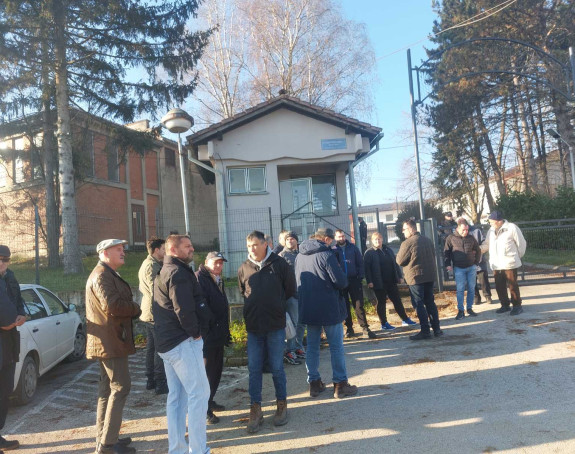 Протест мјештана због честих нестанака струје