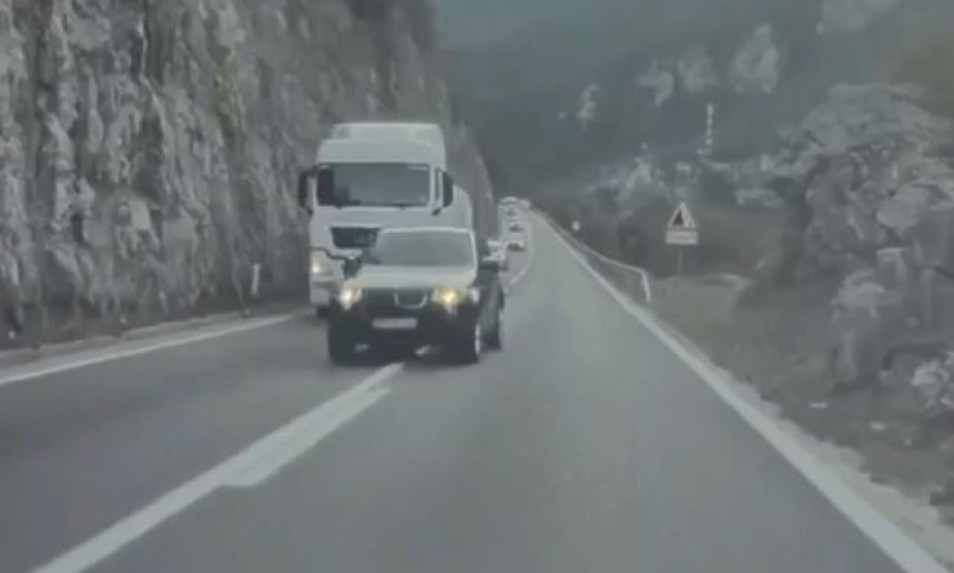 Glumili policajce i opljačkali stranog državljanina