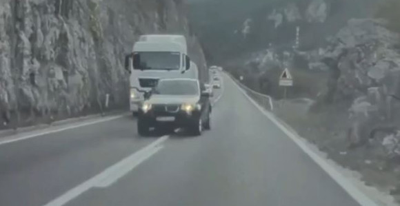 Glumili policajce i opljačkali stranog državljanina