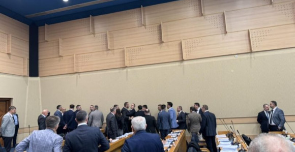 Zbog Stevandićeve svastike haos u Skupštini (VIDEO)